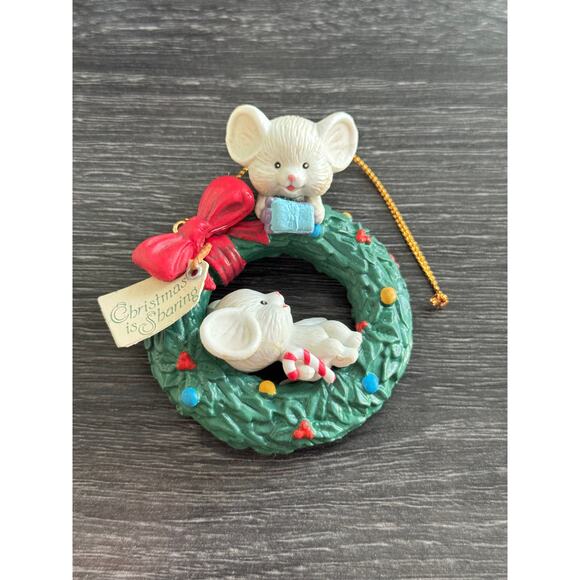 VTG 1992 Lustre Fame LTD Mouse Mice Christmas Is Sharing Ornament Wreath Bow - Picture 10 of 13